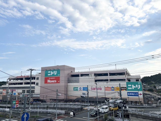 徒歩圏内にスーパーやホームセンターなどが揃い、毎日のお買い物にも便利な住環境です。