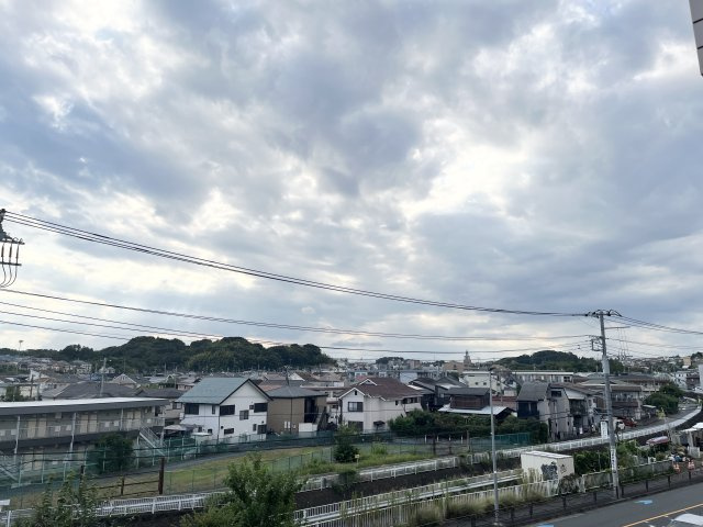 バルコニーからは周辺の街並みを見渡せます。開放感のある眺望をぜひ現地でお確かめください。