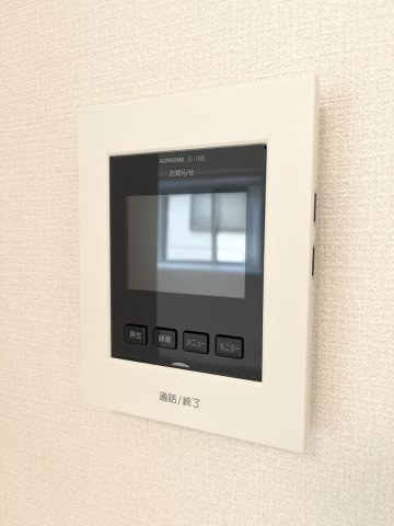 来訪者の顔を室内から確認できるモニター付きインターホンを備え、防犯面にも配慮されています。