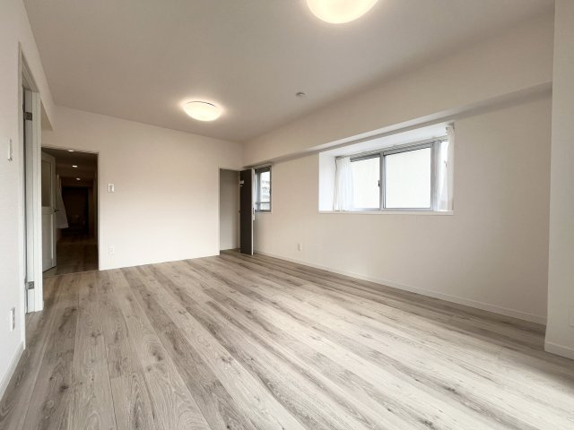二面に窓を備えた明るいLDK。家具の配置もしやすいすっきりとした間取りで、快適にお過ごしいただけます。