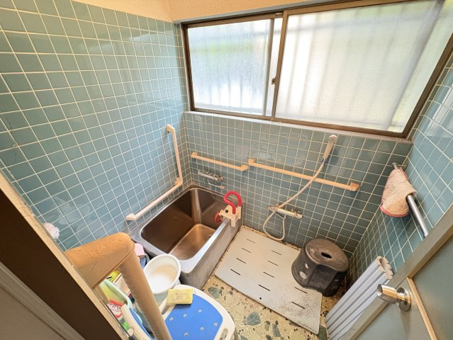 タイル張りで清掃しやすい浴室。窓付きのため湿気がこもりにくく、換気環境も良好。手すりが設置されており、入浴時の安全面にも配慮された仕様。深めの浴槽で、ゆったりと一日の疲れを癒せる空間となっています。