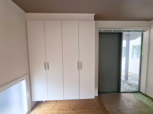 天井まである大容量の収納。靴だけでなく傘やアウトドア用品などもすっきり整理可能。