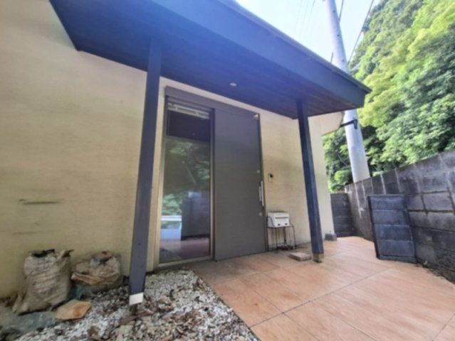 深い軒のある玄関ポーチが魅力。雨の日も快適に出入りでき、モダンなデザインが住まいの品格を高めます。