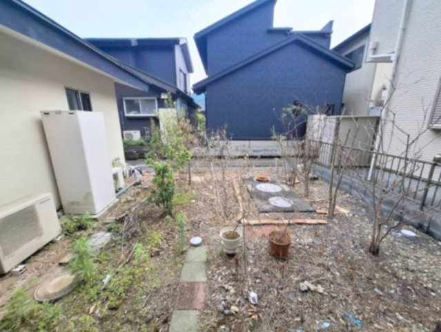 敷地内にゆとりのある庭スペースを確保。外からの視線が比較的気になりにくい落ち着いた空間。