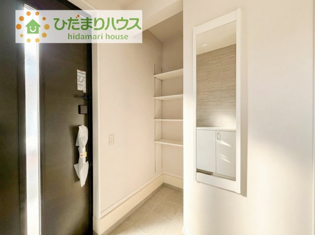 シューズクロークはベビーカーやゴルフバックなど、大きな荷物を置けるのでとっても便利♪　横開きの扉付きで、隠して収納出来ますね(^^)