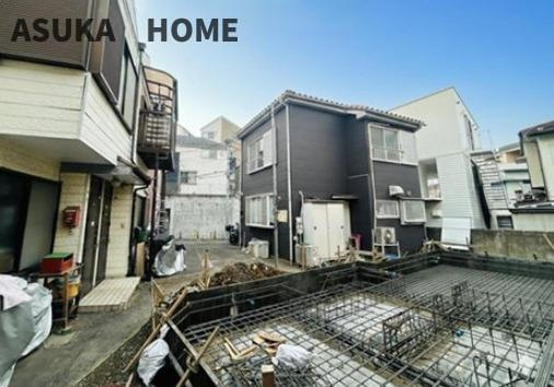 建築途中の敷地の様子になります。