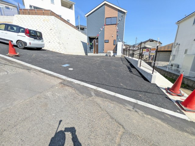 ～カーライフを満喫♪4台分の駐車スペース　ガーデニングや家庭菜園を楽しめる広い庭付き～