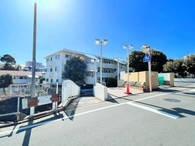 ◆管理体制良好なマンションです。清潔感のあるエントランスに開放感のある住環境。