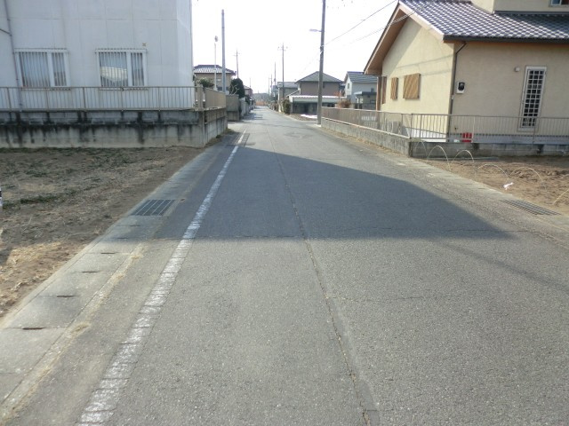西側6ｍ道路。
