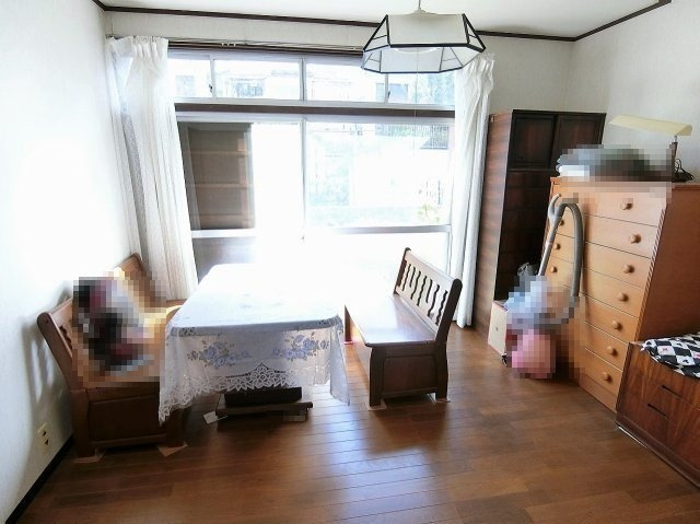 1階6帖洋室、南東側に窓があり日当たり良好♪
