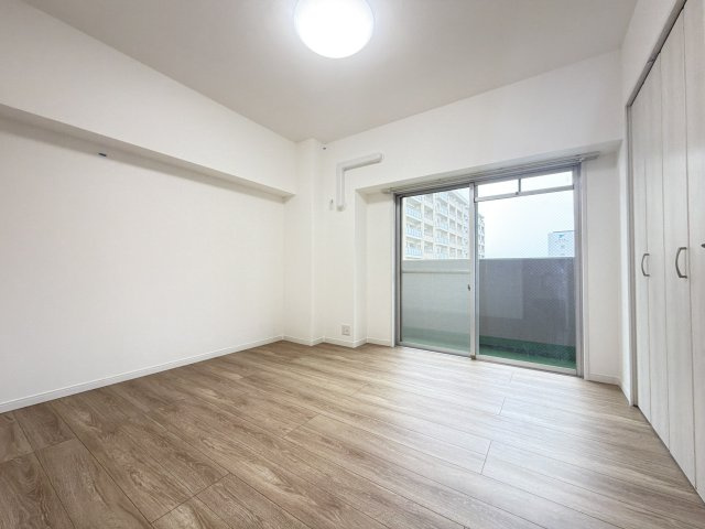 【リノベーション仕様】バルコニーに面した洋室はとても明るく、お子さんのお部屋にピッタリです。
