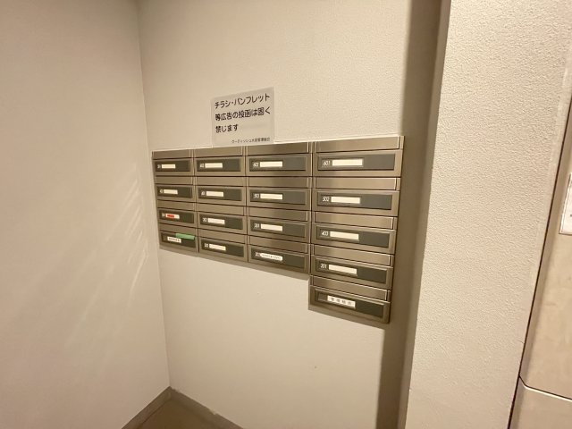 ダイヤル付きのポストでセキュリティ面も安心です。　