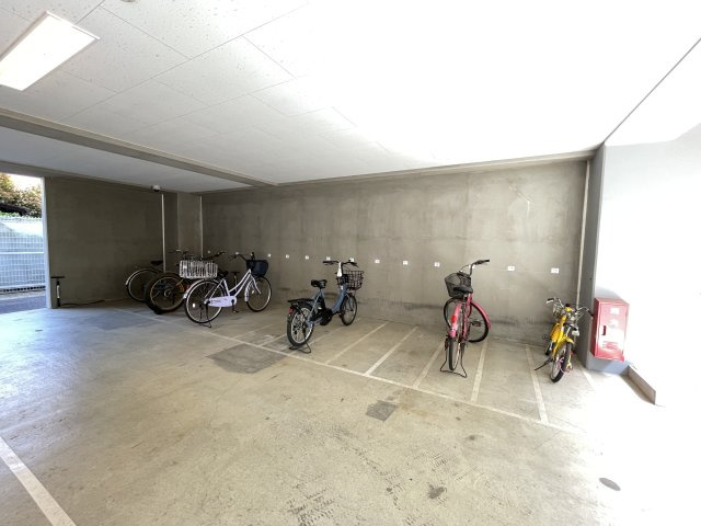 屋根付きの駐輪場で、サビや汚れの心配も不要。　