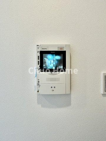 【モニターホン】誰が来たかすぐにわかるカラーモニター付きインターホン。通話ボタンを押すまでは室内の音は漏れていませんので相手を確かめてから応対できます。