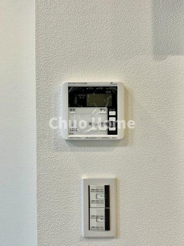 【給湯リモコン】外での一日を忘れさせてくれるオートバス機能でお好みの湯量・温度に調整された浴槽。