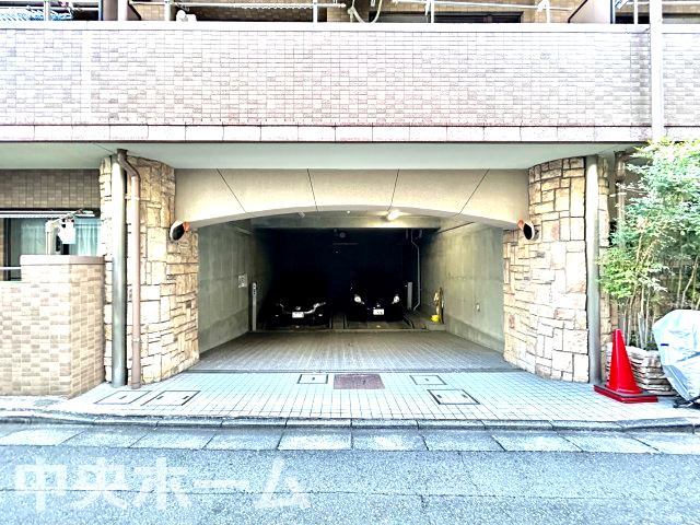 【敷地内駐車場】最新の空き状況や費用などの詳細は担当スタッフまでお問い合わせください。
