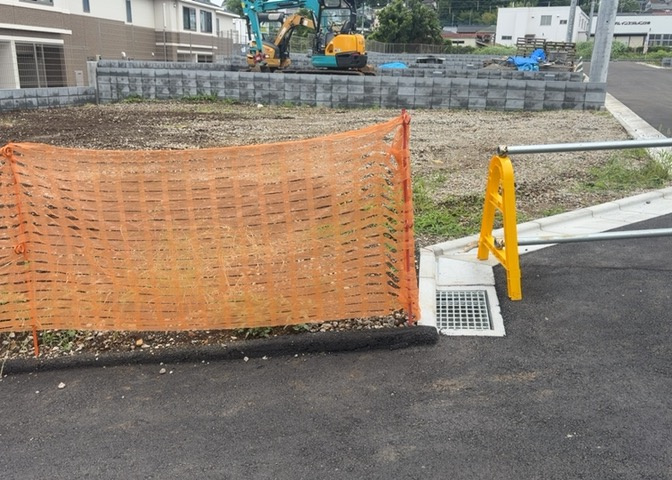 土地の面積＝住宅面積ではありません。建ぺい率の問題などで、土地のある場所によって住宅を建てられる面積は限られています。高さもしかり、「土地」という言葉の中には、建築条件も含まれると考えておきましょう。