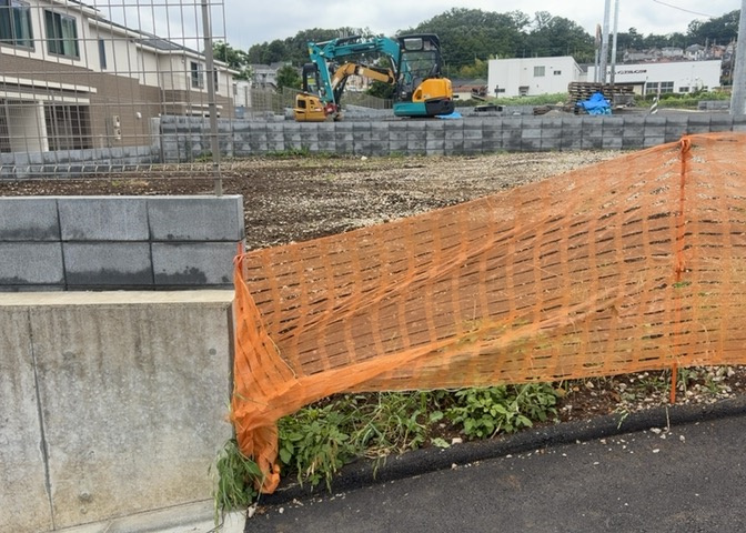 家を建てる場合、方位は要チェックです。現実的に日当たりのよい家ならばリビングは南側、建築基準法でも北側に当たる家への配慮は求められています。土地を見学に行く際は、方位磁針を持って行くようにしましょう。