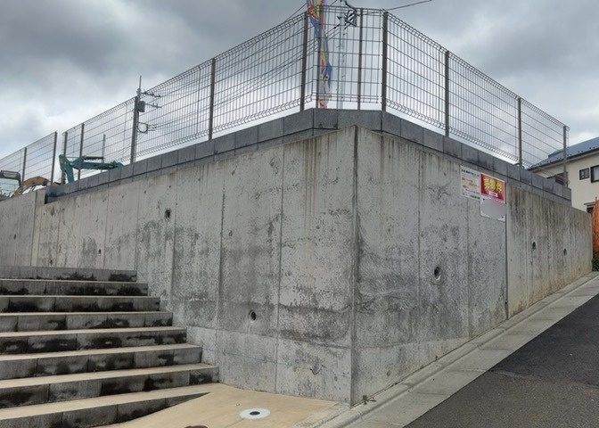 土地の前の道路に消火栓が設置されていることがあります。この場合、道路交通法第45条第1項により、駐車禁止の場所が指定されています。そのため、車庫などの駐車スペースをつくることができない場合があります。