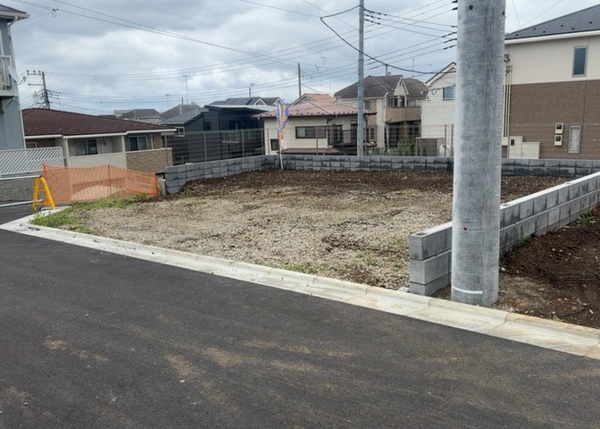 現地に行くなら、物件の周囲の地形がどうなっているかを見ることも大切です。周辺より低くなっている土地では、大雨などで水が集まりやすいため、地盤が弱くなっているということも考えられるため、注意が必要です。