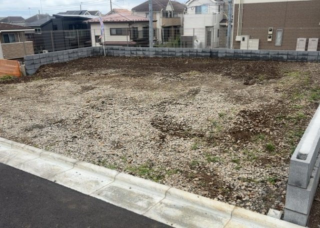 土地購入を検討されている場合、境界杭がない状態で購入してしまうと境界確定測量をする必要があり、費用がかかります。購入の前に、売主、隣土地所有者立ち合いのもと境界を確定し境界杭を設置するのがベストです。