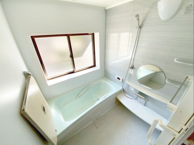 窓付きで換気もしっかりできる清潔な浴室です！