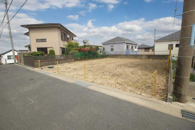前面道路は抜け道ではなく行き止まりなので、交通量が少なく閑静な住宅街です。住環境が良いです。