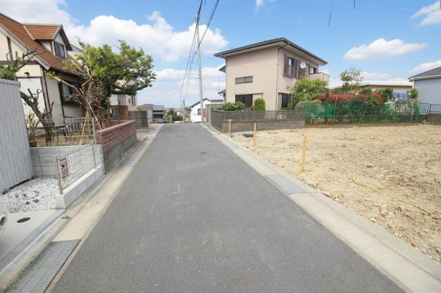 前面道路は抜け道ではなく行き止まりなので、交通量が少なく閑静な住宅街です。住環境が良いです。
