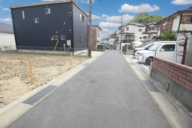 前面道路は抜け道ではなく行き止まりなので、交通量が少なく閑静な住宅街です。住環境が良いです。