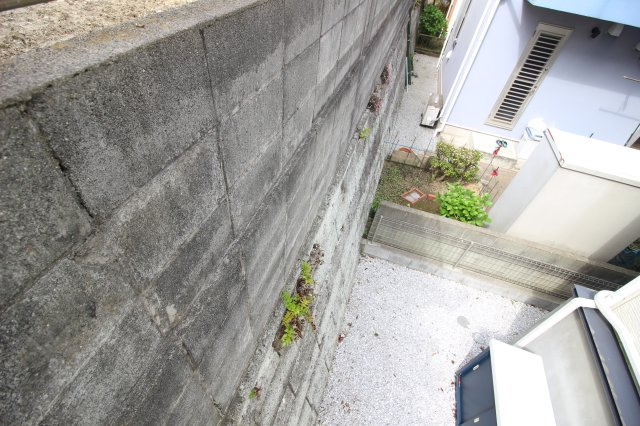 南東側隣地境の擁壁。2段擁壁となっておりますので建築時に対策が必要です。