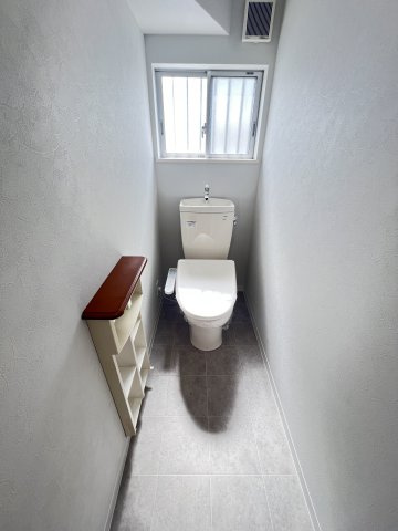 1階2階にトイレがあります。どちらも背面に窓があり換気ができます。