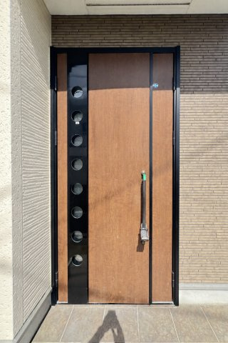 外の光を取り込める玄関ドアです。