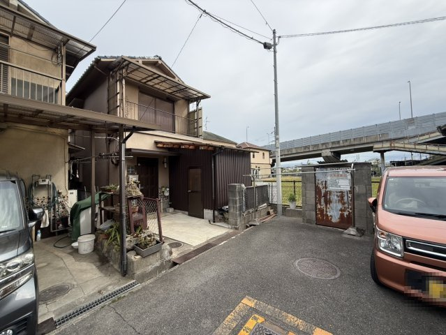 前面道路含む現地写真です
