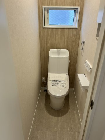 落ち着いた色調のトイレです
