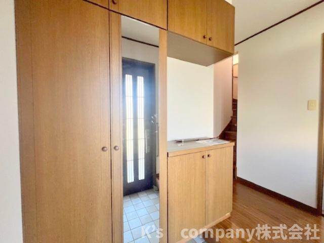 お出かけ前の身だしなみチェックができるミラー付きシューズインクローゼット☆収納力があります♪