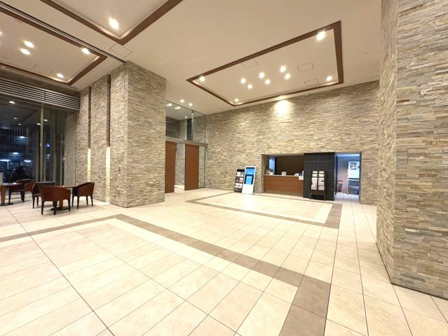 【ロビー】　目立つ汚れなく、清掃が行き届いた共用部。ストレスの少ない素敵なマンションです。