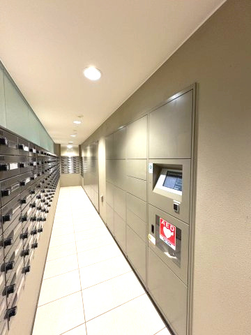 【宅配ボックス】　不在の時間が多くても、いつでも荷物の受け取りが可能です。