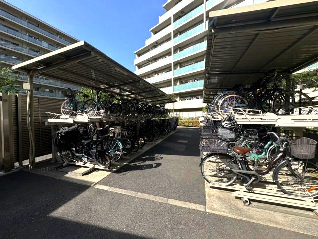 【駐輪場】　雨避けの庇が付いています。