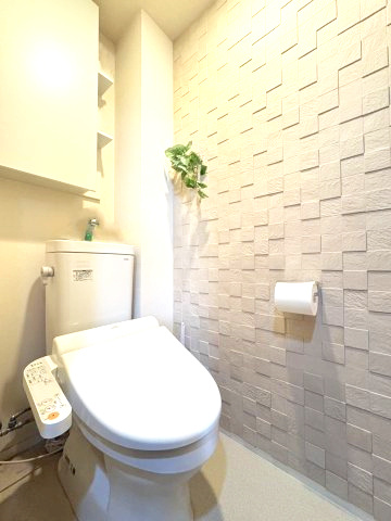【トイレ】　スッキリとしたデザインの温水洗浄便座付きトイレ。小物やトイレットペーパーなどが目につかない状態で収納できます。