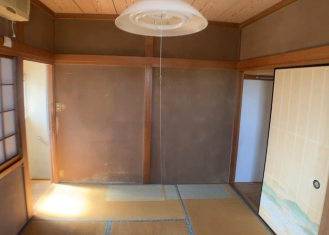 洋室のメリットは重い家具が置きやすく、身の回りが整理しやすいことです。　床がフローリングのため畳とは異なり凹みにくいです。　クローゼットなど収納が豊富で、普段使わない旅行カバンや服の整頓も簡単にです。