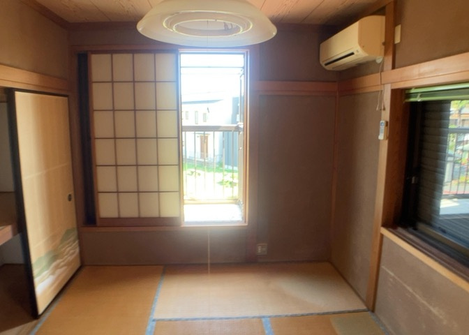 寝室でゆっくりと過ごすためにはベッド周りの適度な空間を担保することや窓の位置、照明の明るさ、寝室の広さなどを考える必要があります。自身や家族の構成とライフスタイルに併せて寝室にする部屋を選びましょう！