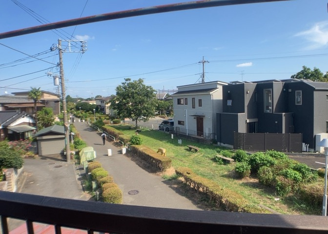 眺望を気にして物件を探す場合、前面に建物が建っていないか現地で確認しましょう！前面に建物があると景色はもちろん、日当たりや風通しにも影響が出てきます。住んだ時のことを想像しながら現地見学をしましょう。