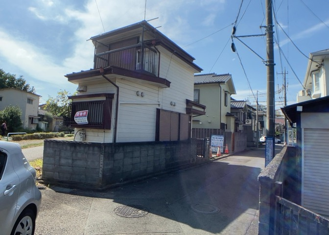 住宅用の土地では前面道路に2m以上接していなければならないと法律で定められています。しかし、お持ちの車のサイズやライフスタイルなどにより、2mでは利便が悪い場合もございますので、事前に確認しましょう。