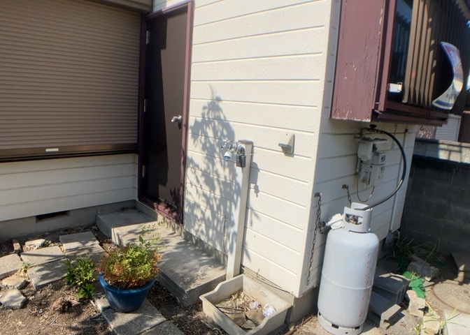 敷地内に散水栓や立水栓があると便利です。水道水を直接利用できるため、水を運ぶ手間を省くことが出来ます。大量の水を必要とする洗車作業や清掃などに役立ちます。その他設備とあわせて、現地でご確認ください。