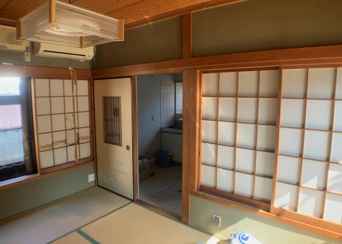 L型アイランドタイプは、キッチンからダイニングにもリビングにも目が行き届くので、とても使いやすい配置です。L字型独立タイプは、キッチンを独立させてるためLDKというよりもLDといった様なイメージです。