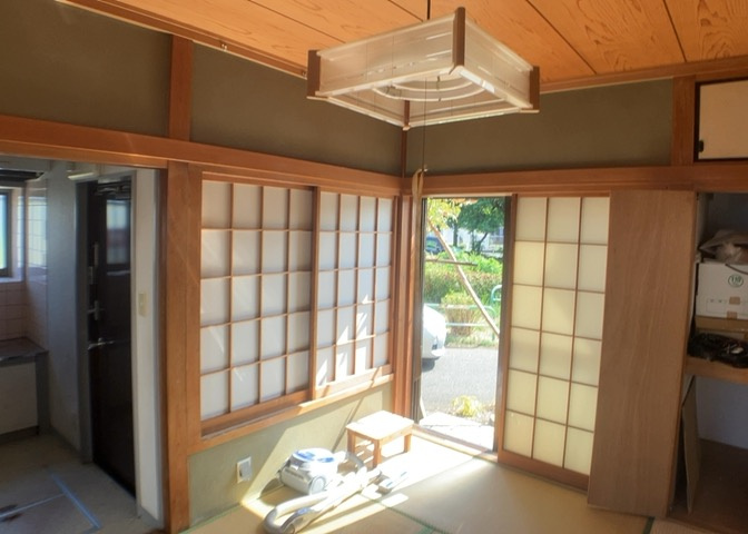 直線タイプはLとDKを一直線に並べた形で対面キッチンのタイプです。一般的なのでよく見かけるかもしれません。直線タイプに似た直接アイランドタイプは、キッチンとダイニングの間に壁がない分広く感じられます。