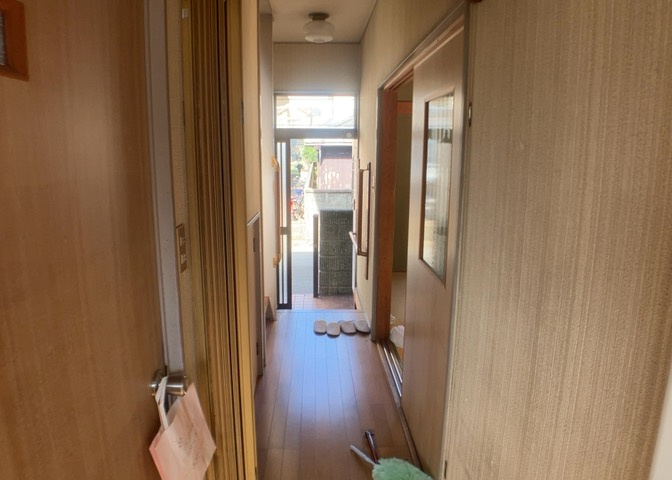 多くの戸建て住宅で見かける洗面脱衣所は、洗面台と洗濯機が2畳ほどのスペースに並べられていて、洗面所が脱衣所を兼ね備えている間取りが一般的です。お客様が利用することもある、パブリックな空間でもあります。