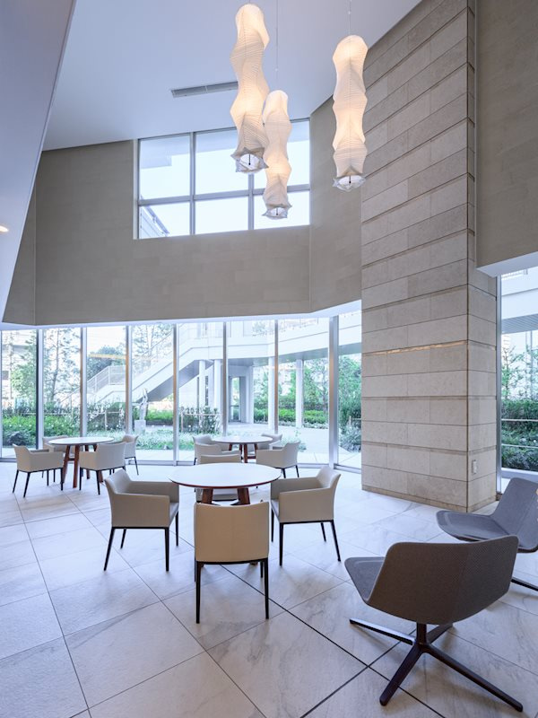 ■日光が差し込むことで光と影のコントラストが美しい共用部は落ち着いた雰囲気で会話することができます。