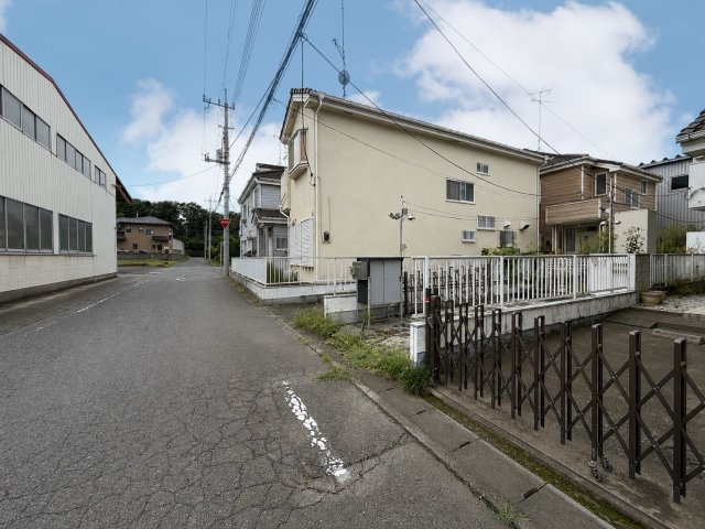 ■外観｜前面道路が広く見渡しが良いため、車の出入りやすれ違いもスムーズで日々の運転も安心して行えます♪