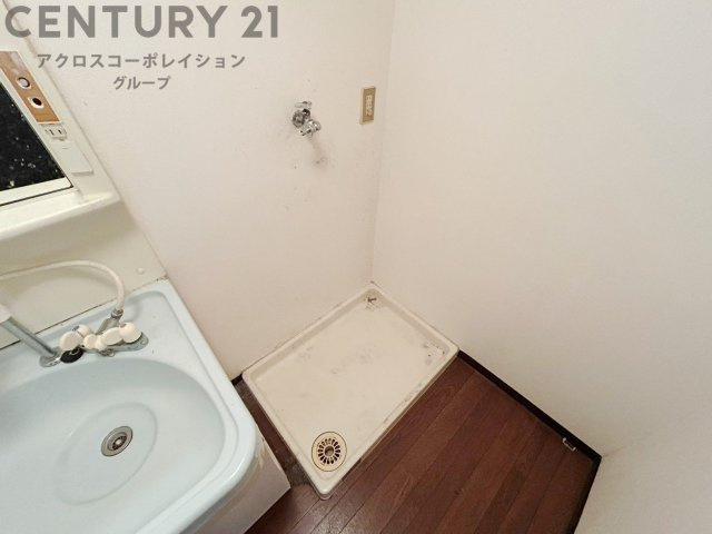 洗濯物の仕分け作業がしやすく、整理整頓が容易になります。洗濯音や湿気を他の部屋に持ち込まず、生活環境を快適に保ちます。上部を活用すれば収納スペースを確保でき洗剤や洗濯用品の整理もしやすくなります。